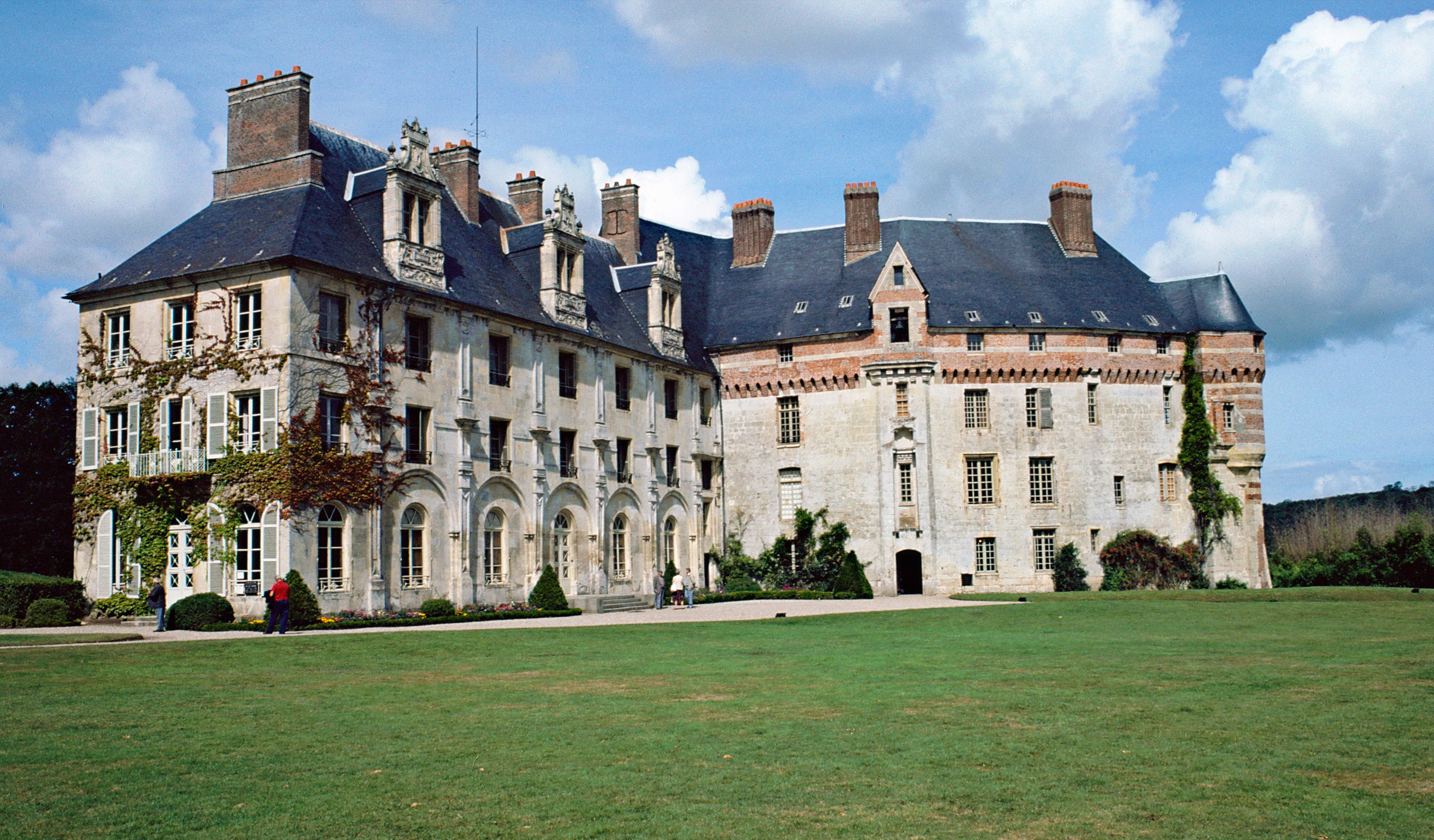 Chateau-de-Valmont-web