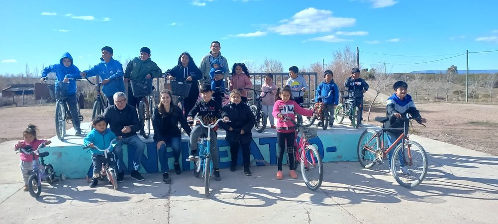 Livraison de vélos dans la zone reculée de Aguada Guzmán