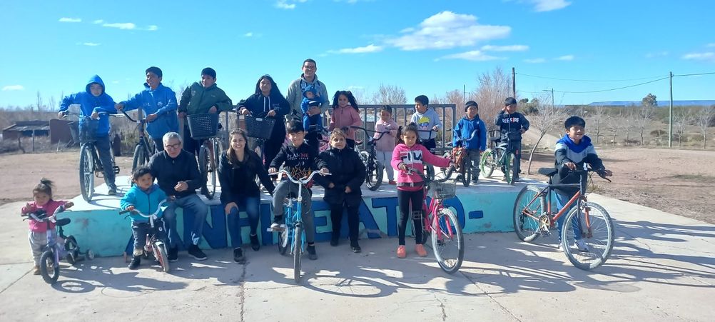 Entrega de bicicletas en la remota zona de Aguada Guzmán