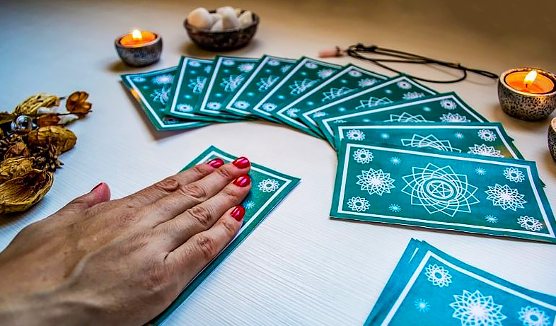 Se-tirer-les-cartes-avec-un-oracle-divinatoire-libere-ta-vie