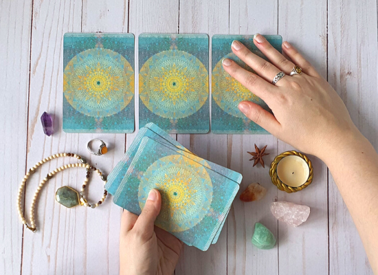 Se-tirer-les-cartes-tarot-spread-layout-tirage-3-cartes-debutant-tarot-oracle-debuter