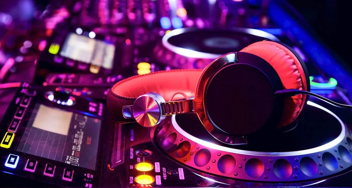 When-Am-I-a-DJ-1204x642