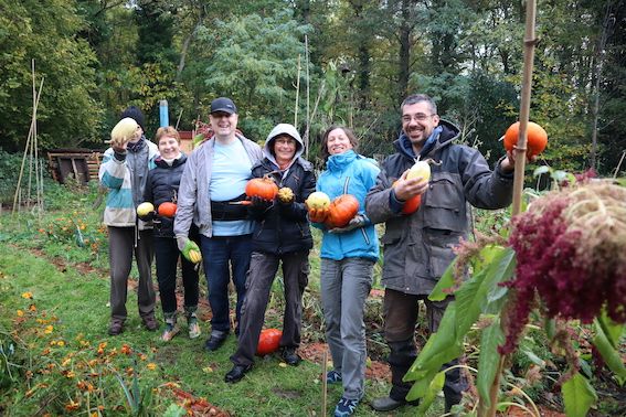 Les mains dans la terre, le sourire aux lèvres