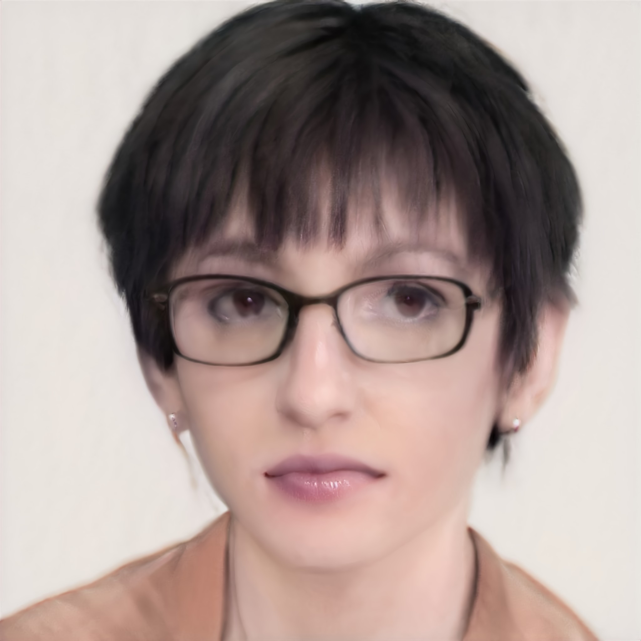 A 30 ans, avec les cheveux plus courts et toujours des lunettes.