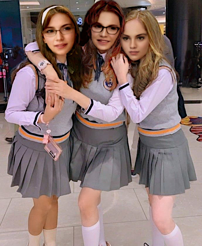 En 3ème notre uniforme était fantastique (jupe plissée grise assez courte).