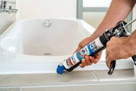 L'installation de silicone et joint d'étanchéité pour douche et baignoire 