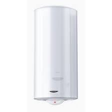 Johan Paladin se charge de l'installation du chauffe-eau vertical Ariston 75 litres