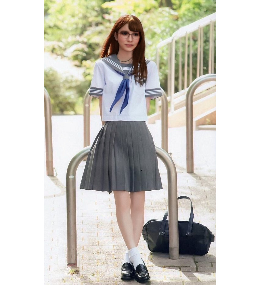 L'uniforme des 3ème sied à ravir à ma cousine Erica.