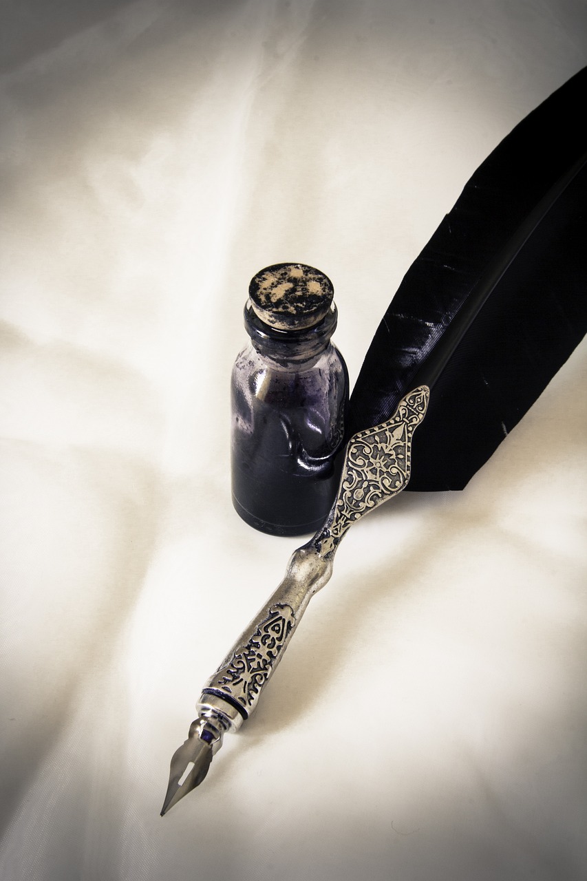 Une plume et un petit pot d'encre pour écrire. 