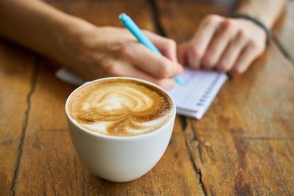 Pour tenir un blog : ordinateur, carnet, café, stylo