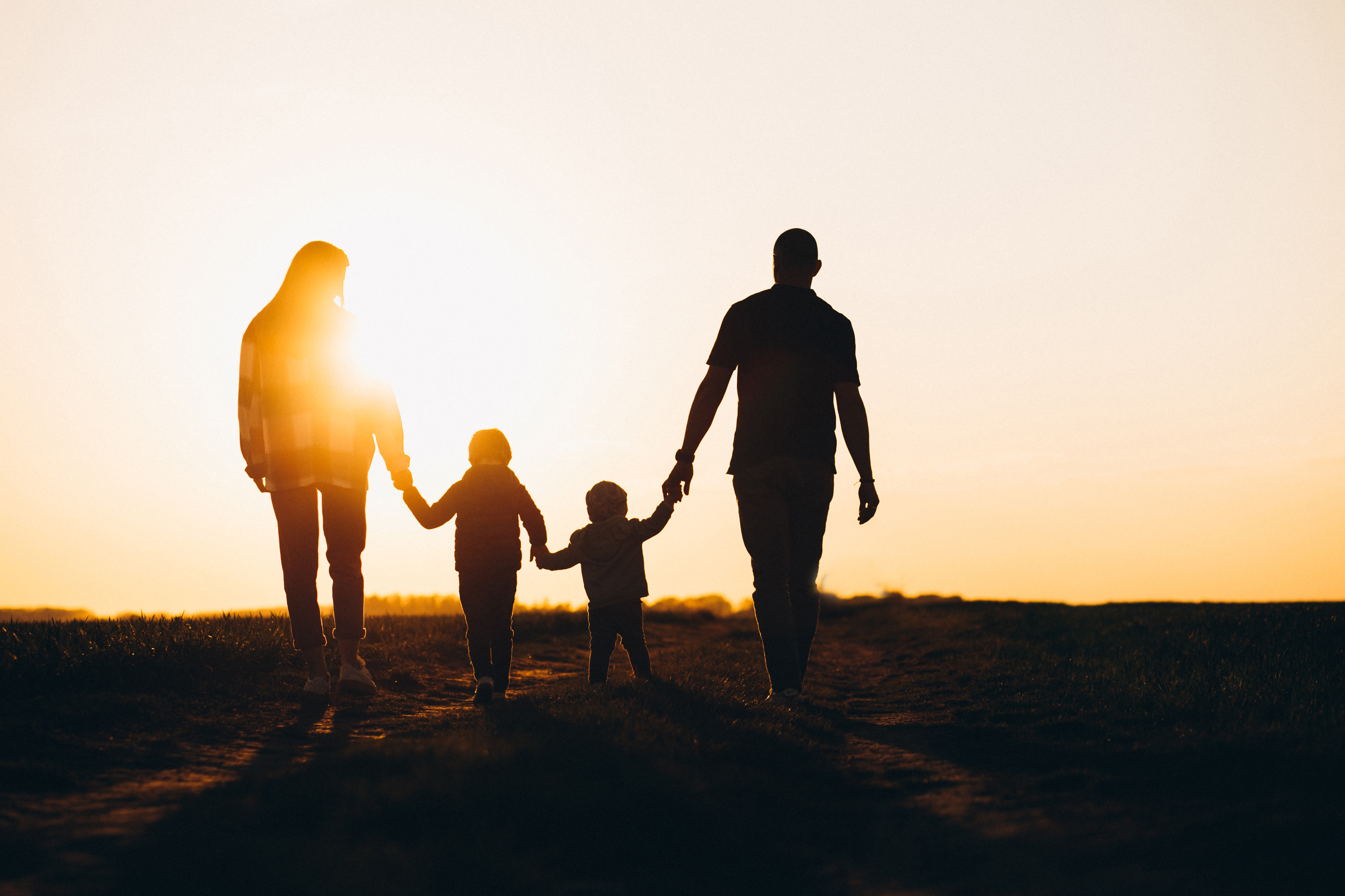 Silhouette-famille-heureuse-au-coucher-du-soleil