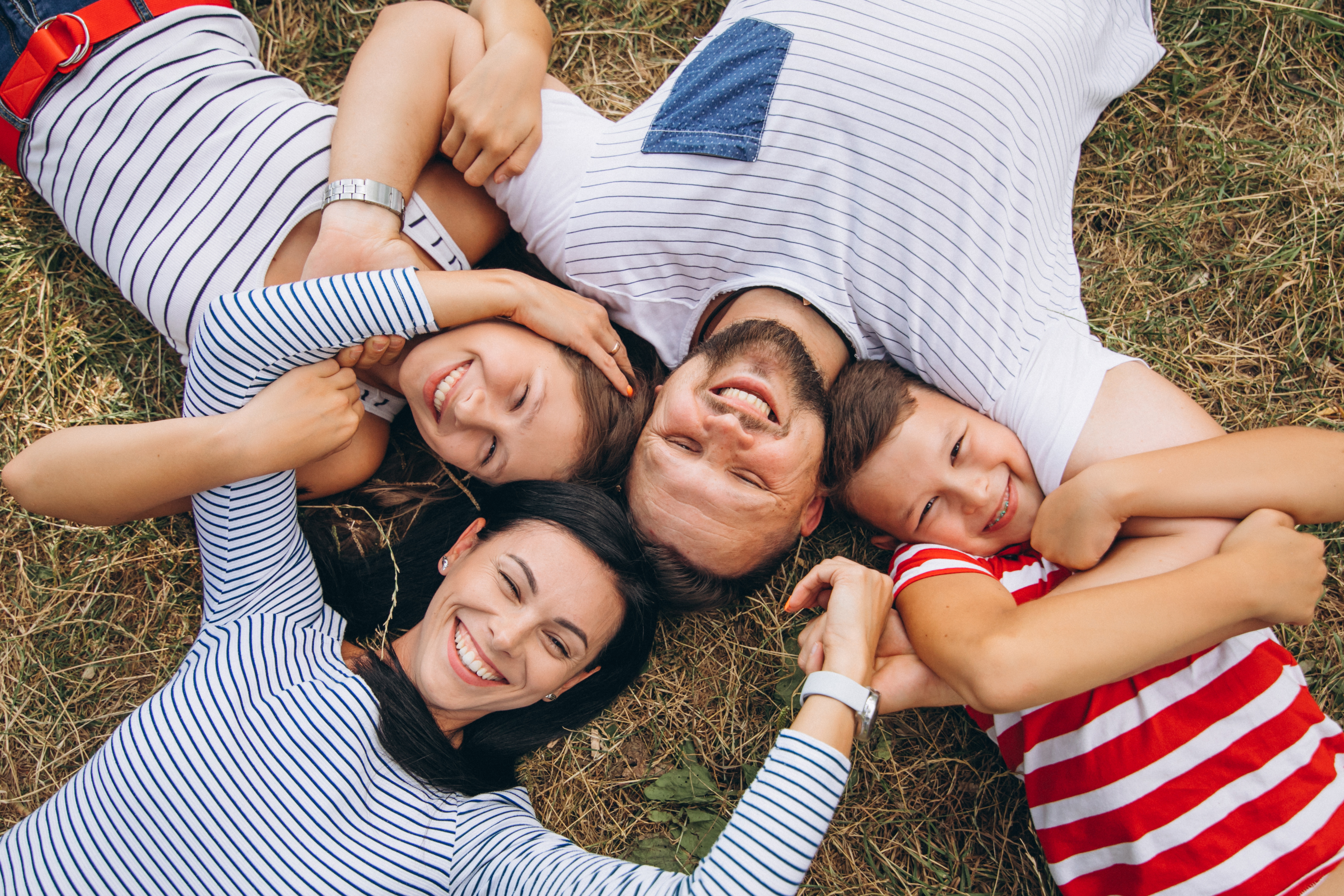 Parents-leurs-enfants-marchant-foret