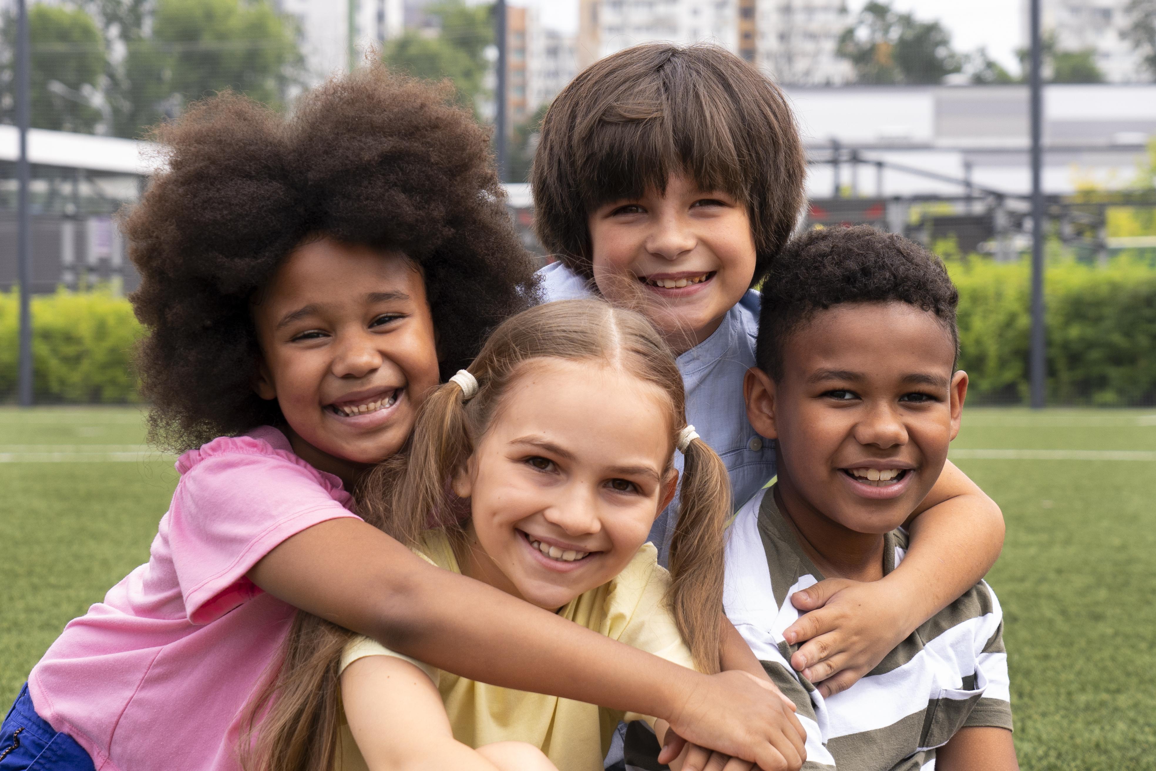 Enfants-souriants-plan-moyen-posant-ensemble