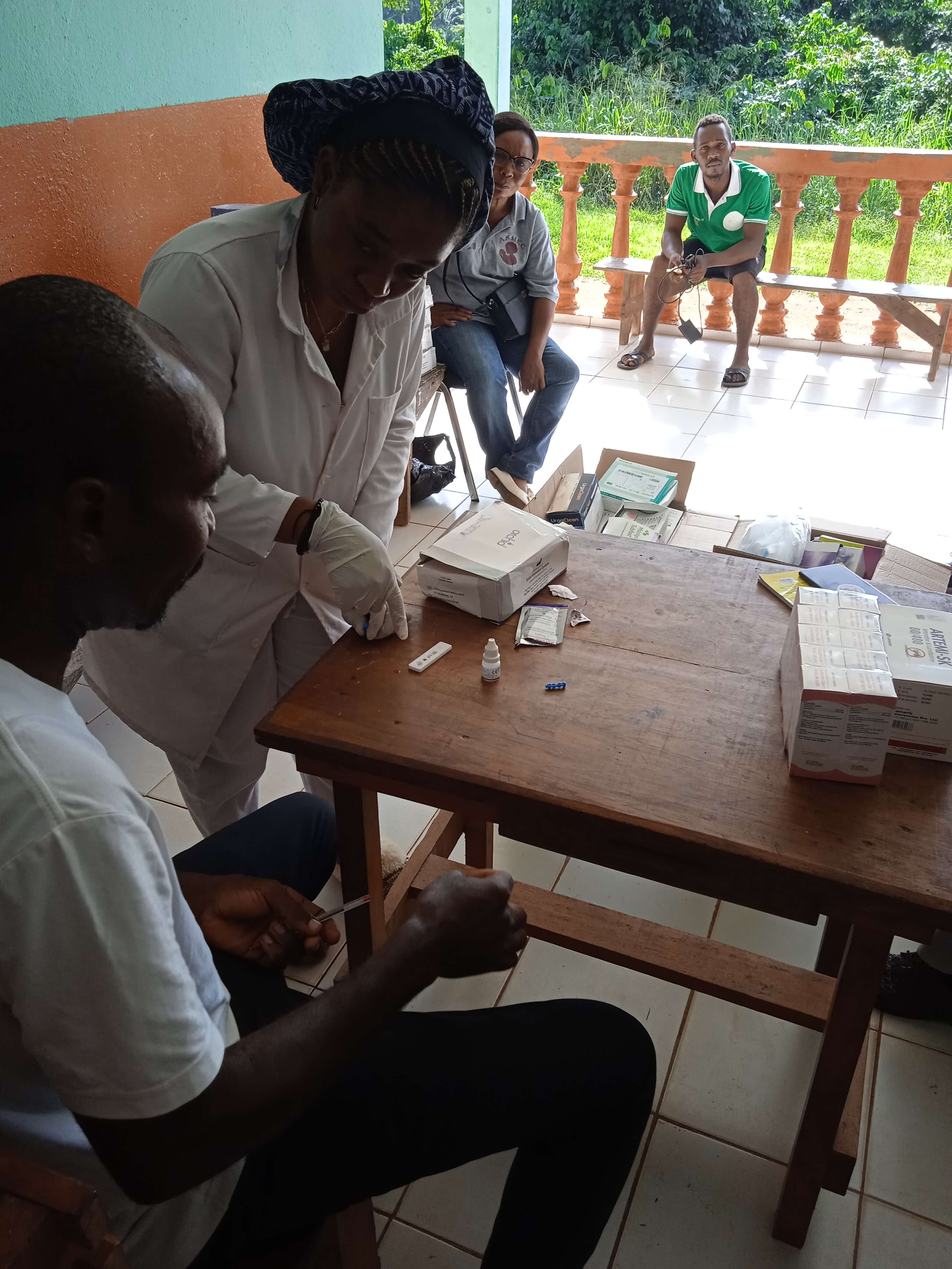 Formation des auxiliaires de sante action 2 objectif zero paludisme novembre 2023 004 jpg dirigee par la laborantine du centre medical de campo et le dr elemva medecin chef du centre de sante de campo au camerou 4 