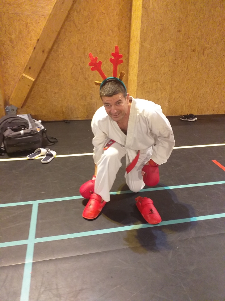Chouchou-accroupi-coupe-de-Noel-2023