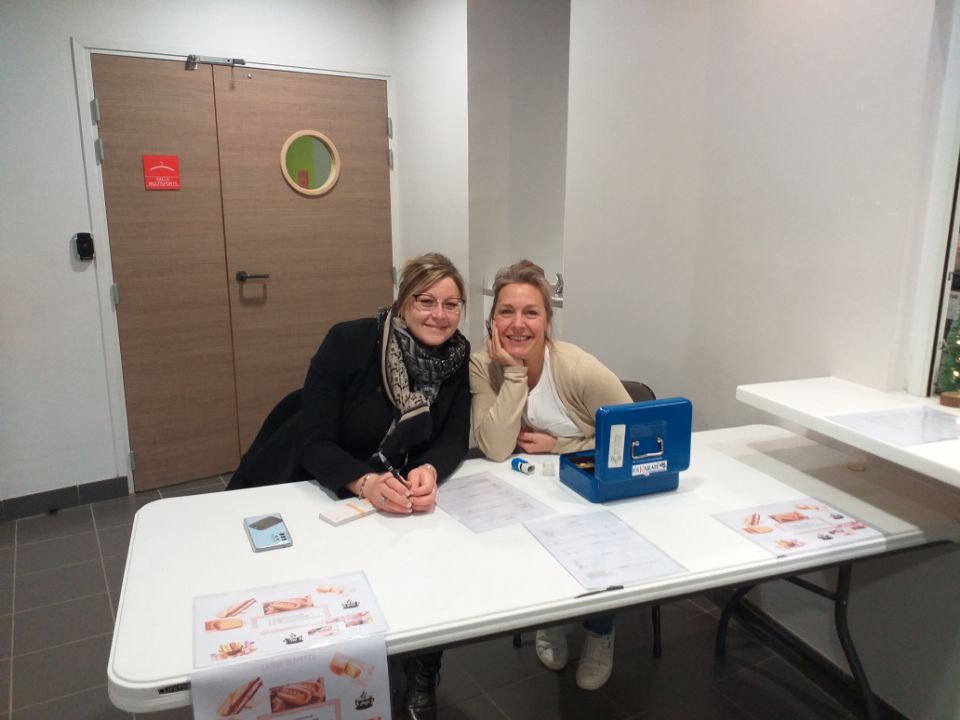 Anais-et-Audrey-a-la-caisse-coupe-de-Noel-2023
