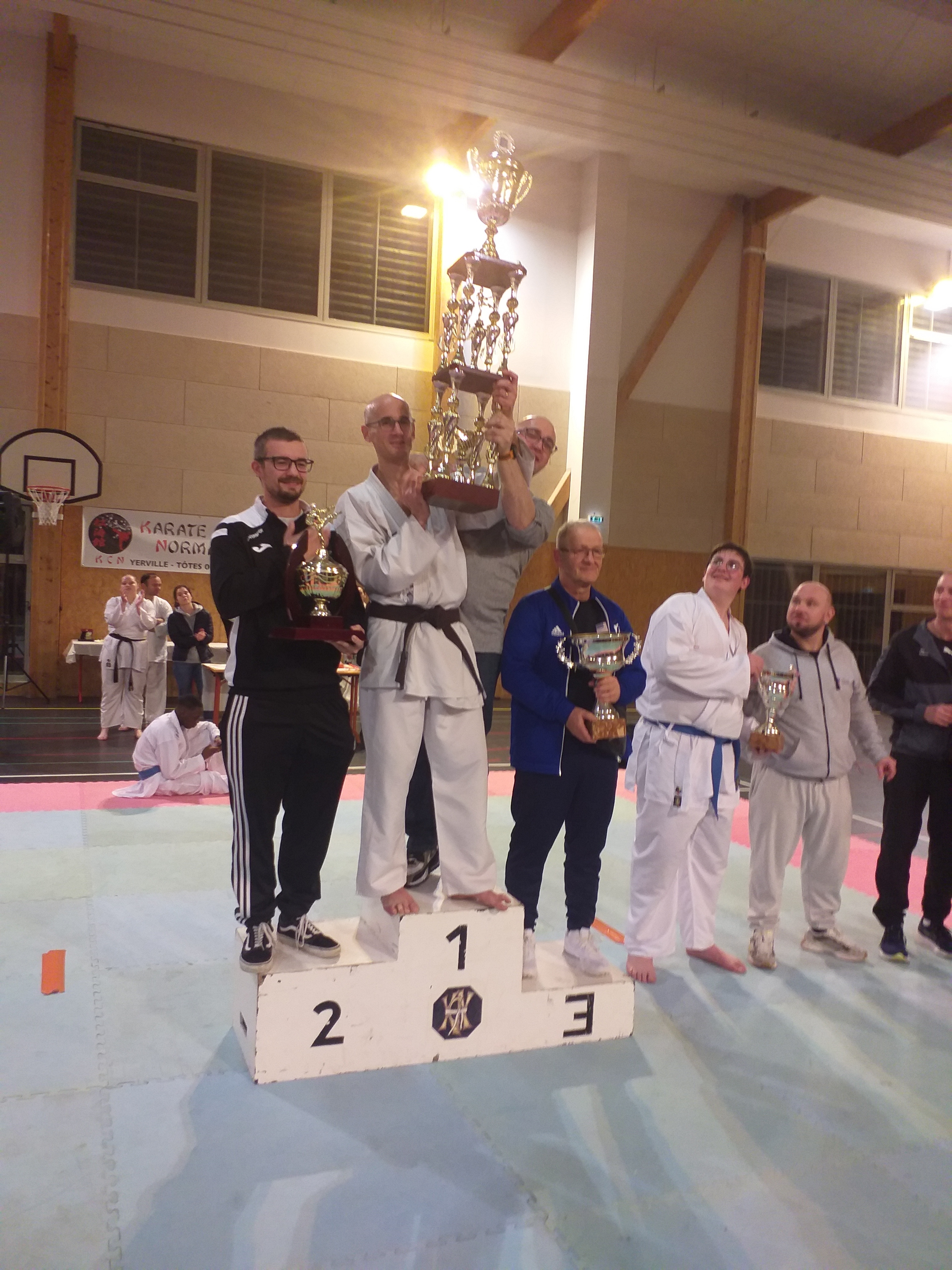 Podium-avec-le-trophee-Alexis-et-Julien-coupe-de-noel-2023