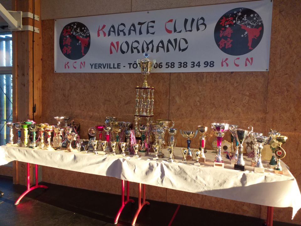 Tabke-des-coupes-et-trophee-coupe-de-noel-2023