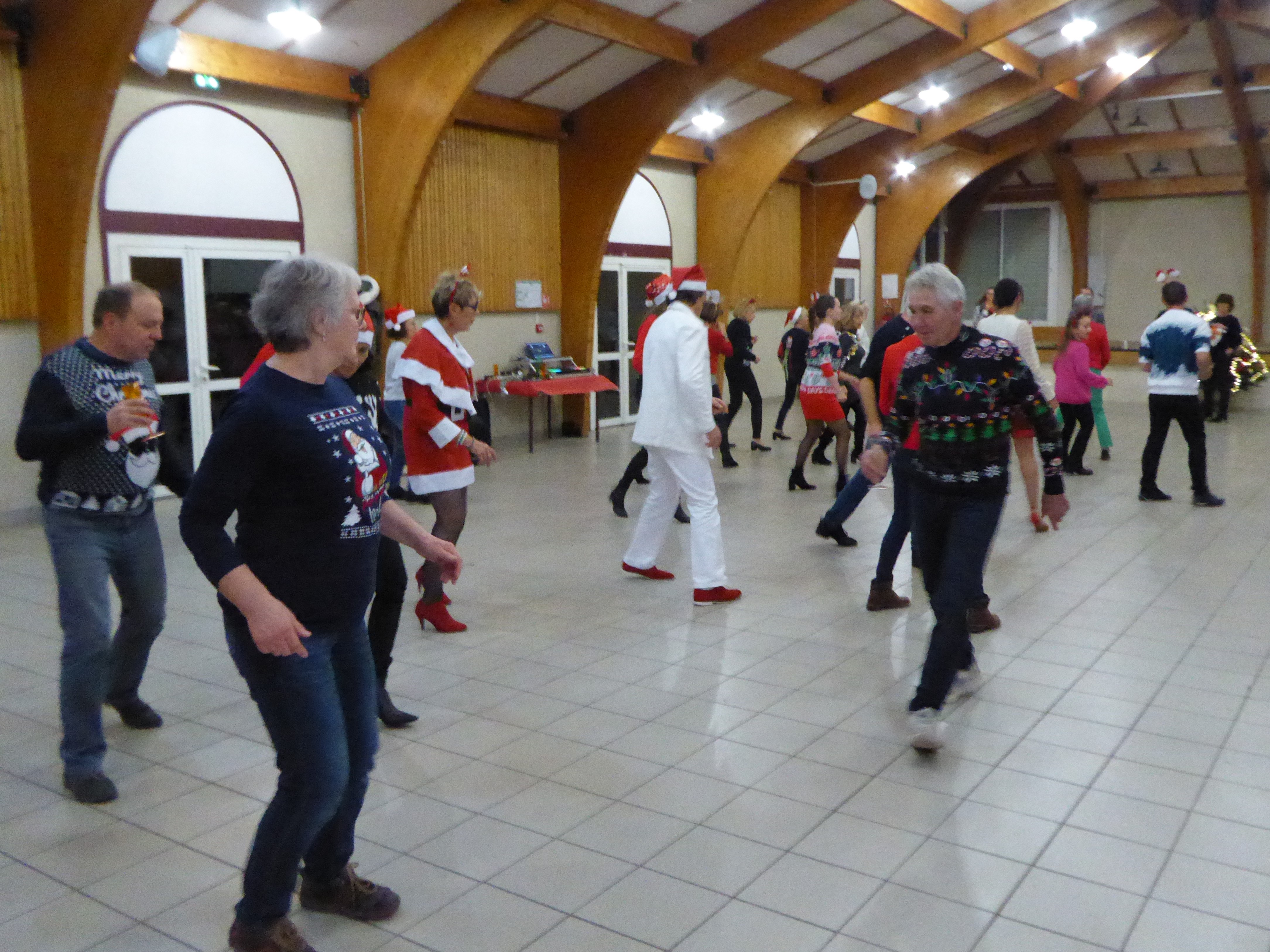 2023 13 19 a5 fete de noel montat danse club