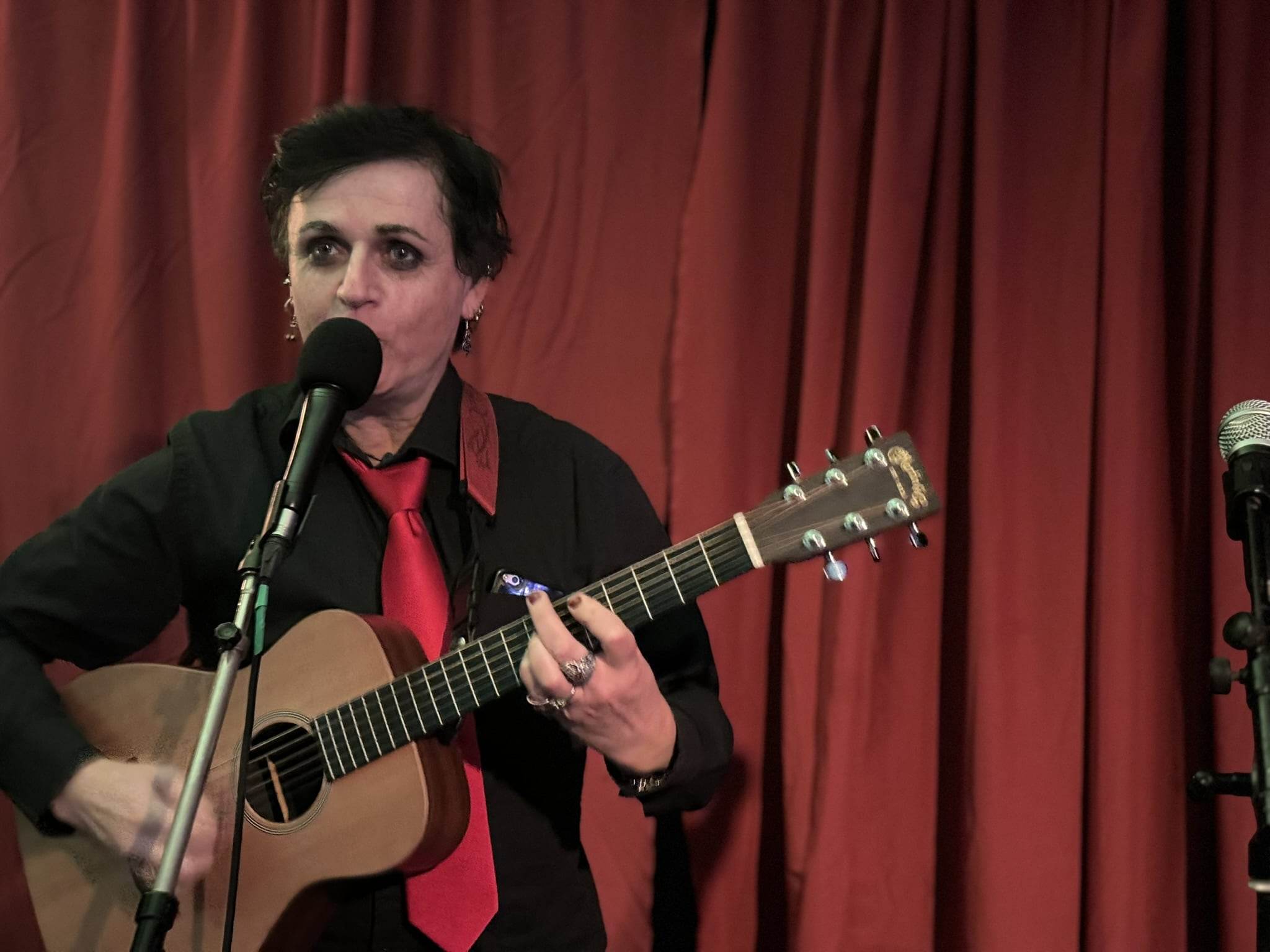 chris prof de guitare, ukulélé, banjo, harmonica , one man band, homme orchestre et trio blues.