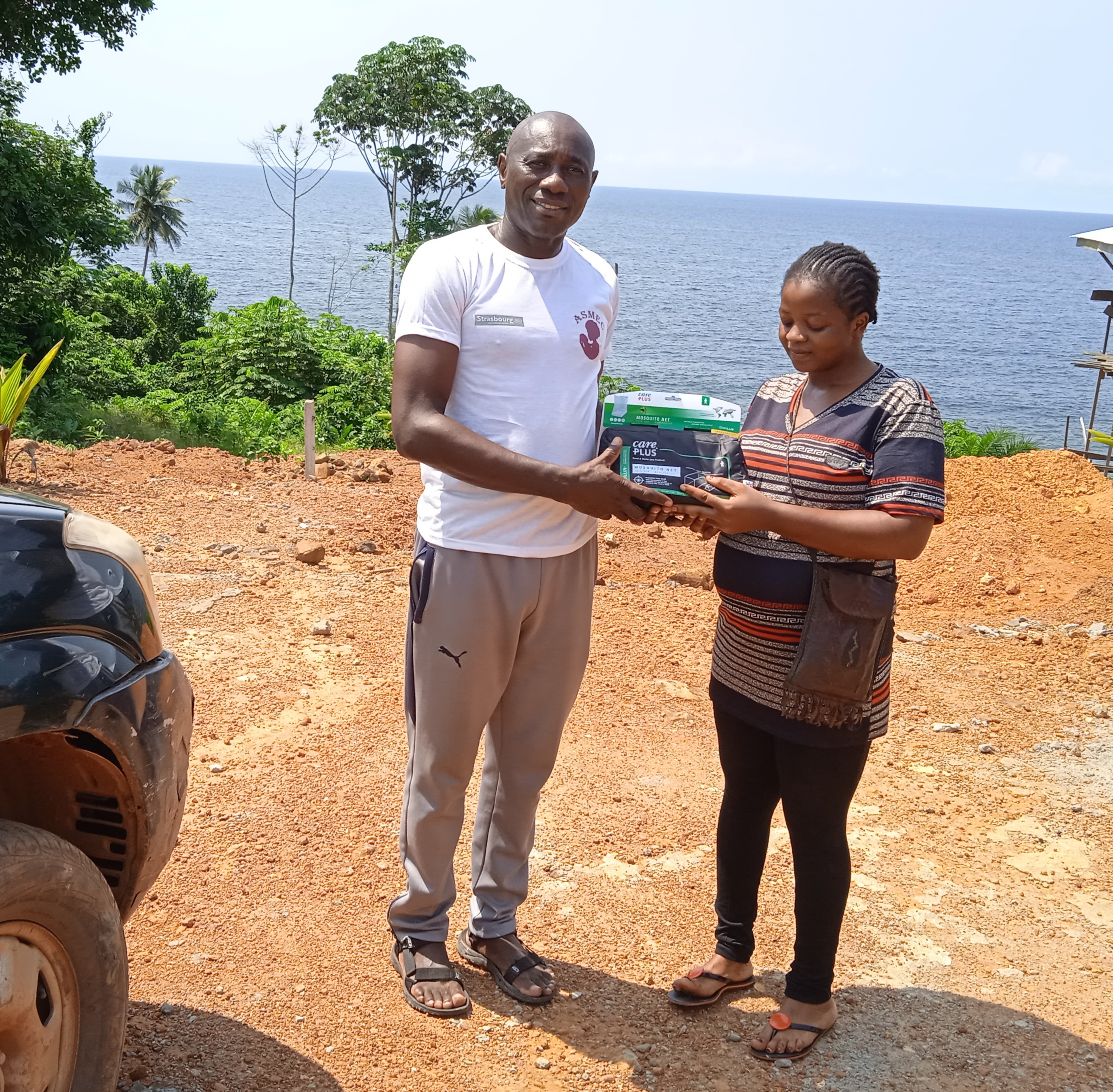 Remise de moustiquaires imprees a action longue duree aux jeunes maman refugiees venant du sud ouest region en conflit au cameroun 