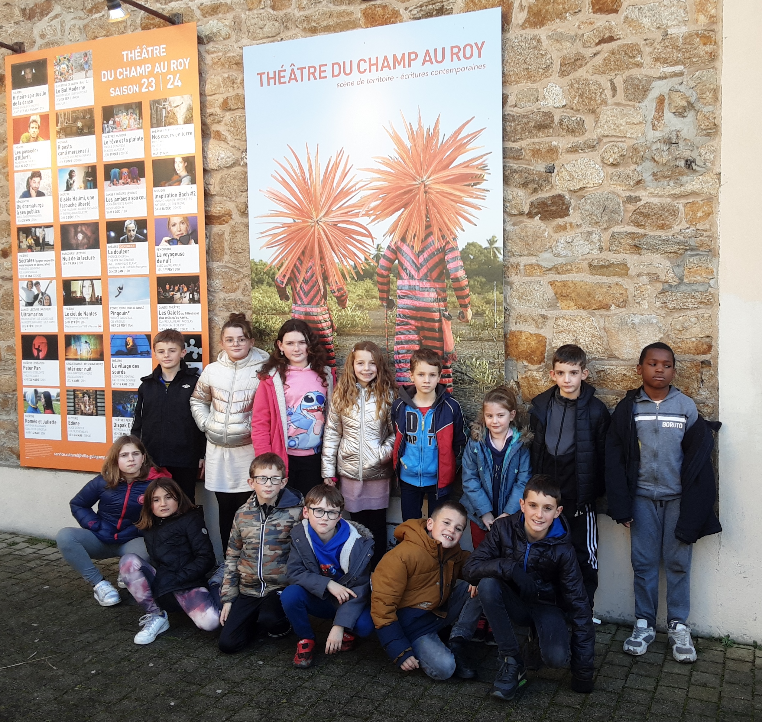 Photo theatre groupe exterieur