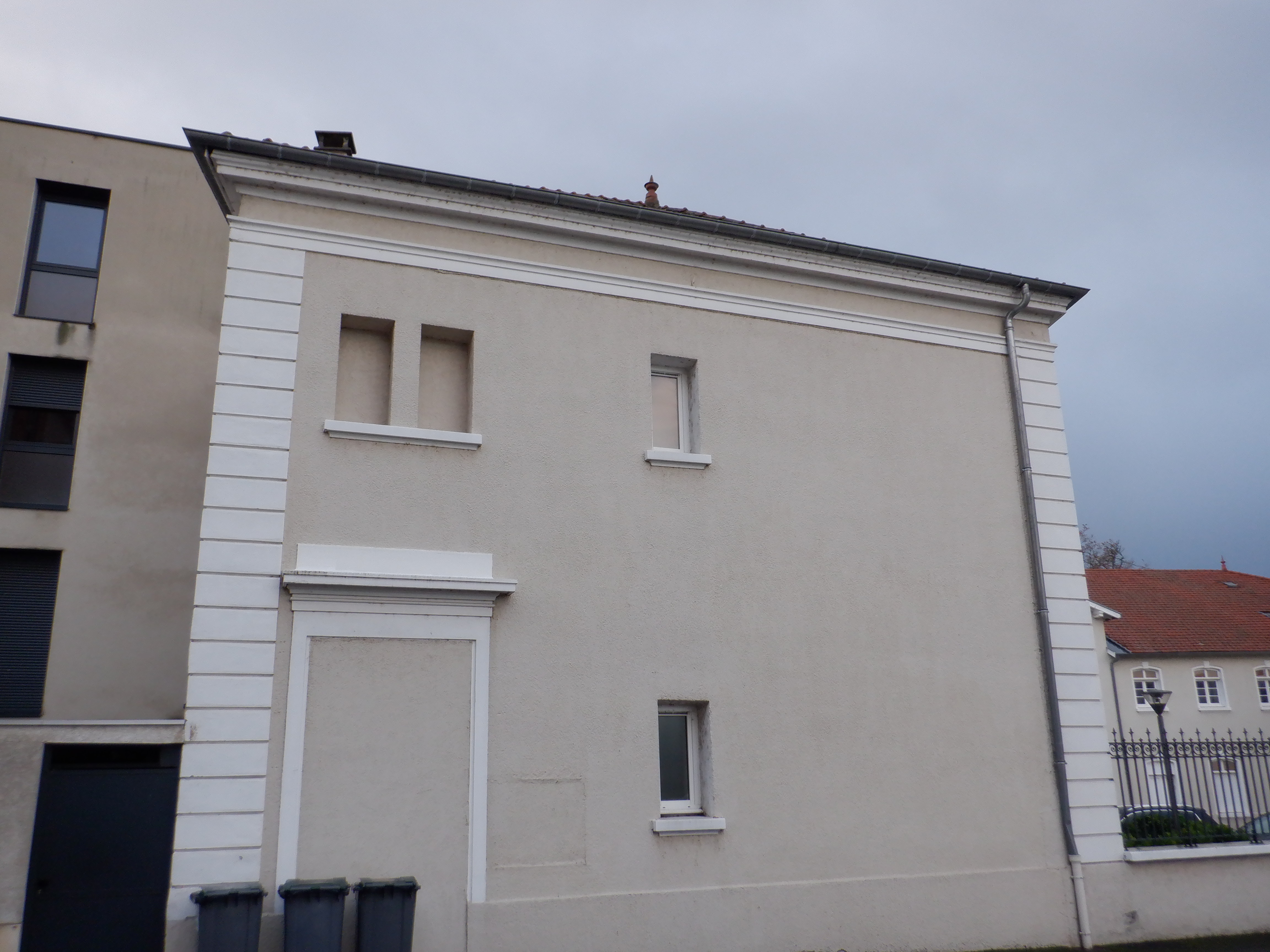 Ancienne-ecole-du-parc-Feurs-realisation-des-modenatures-au-mortier-ciment-Promp-et-chaux-4-