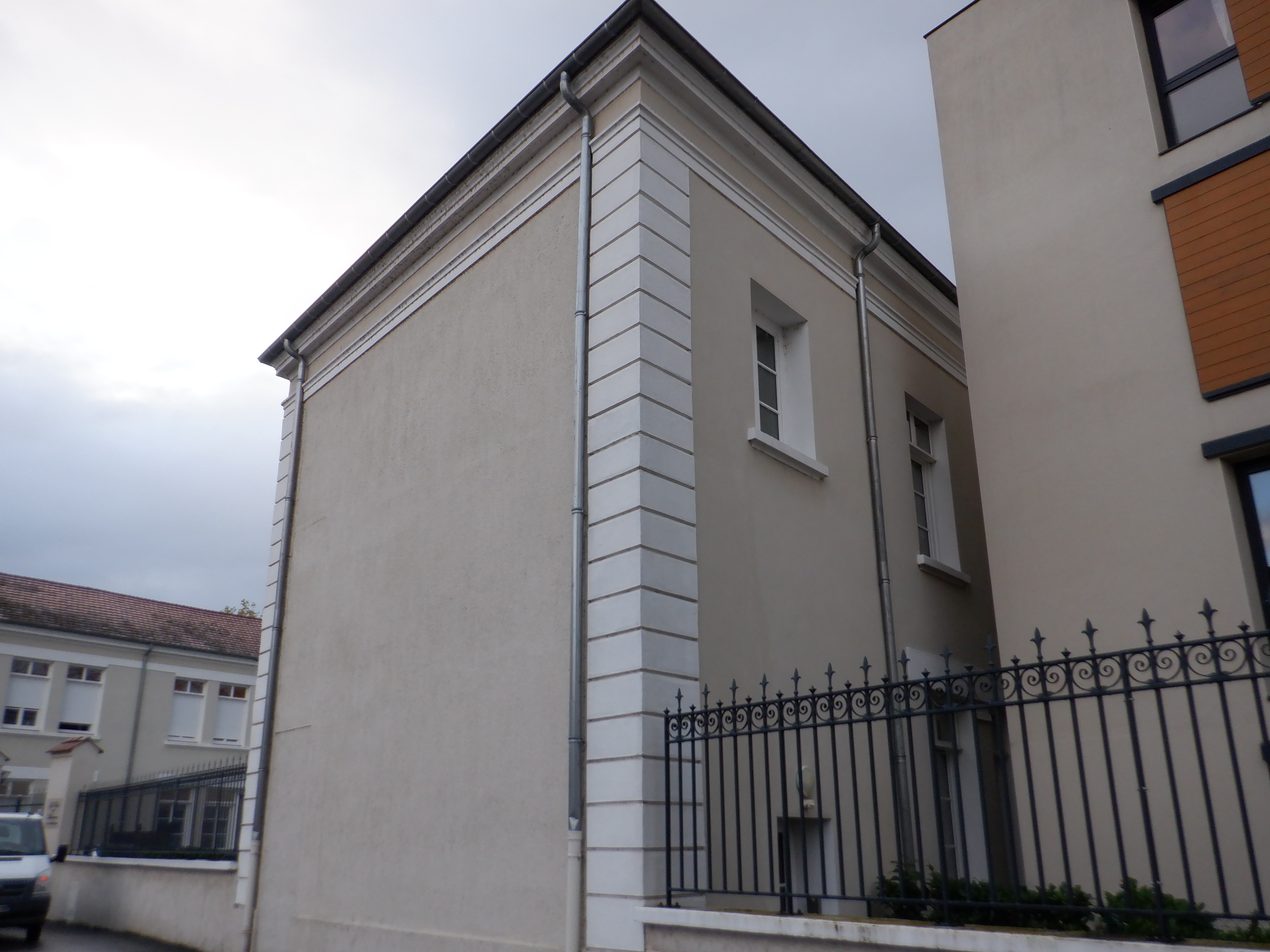Ancienne-ecole-du-parc-Feurs-realisation-des-modenatures-au-mortier-ciment-Promp-et-chaux-5-