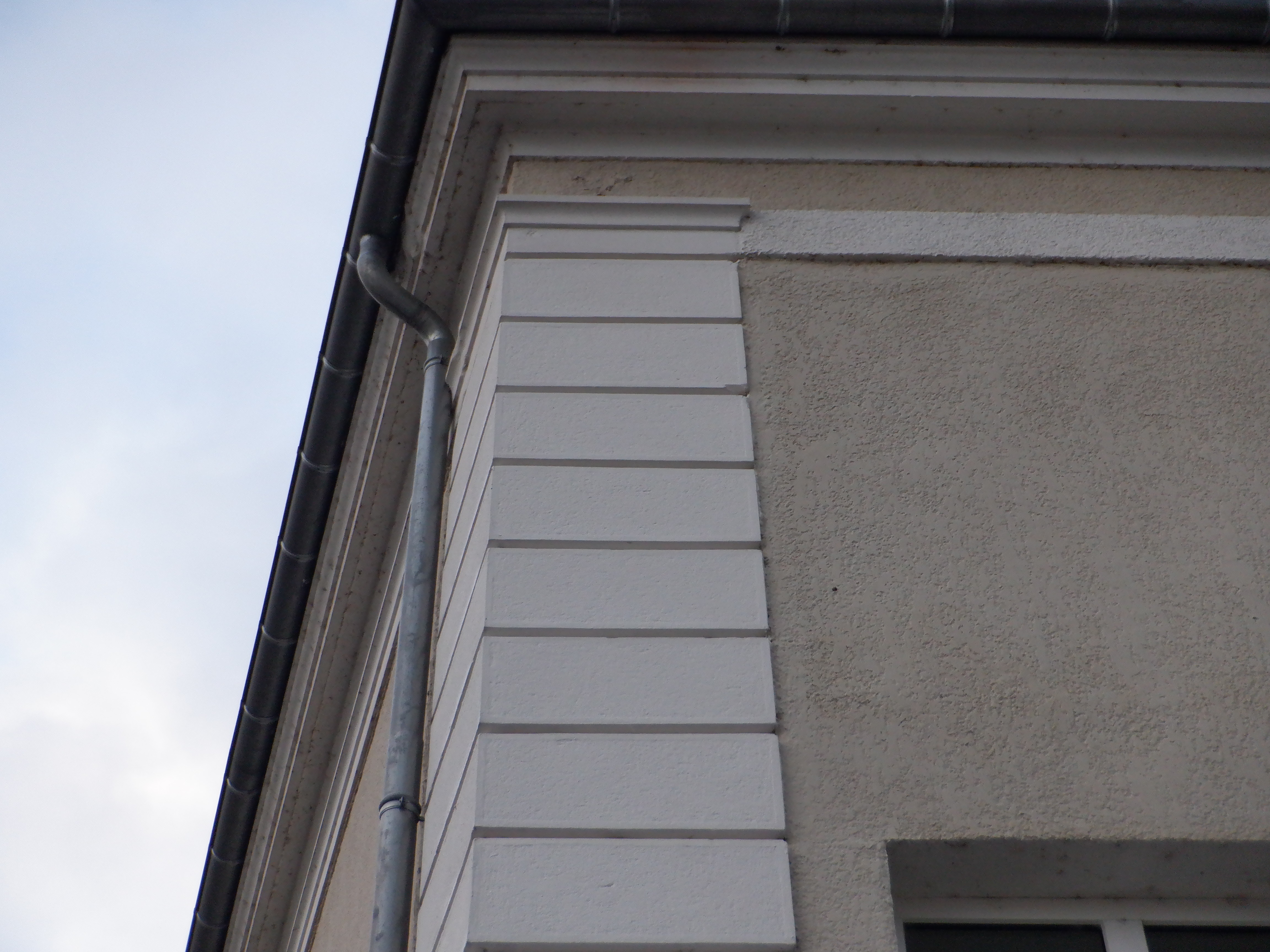 Ancienne-ecole-du-parc-Feurs-realisation-des-modenatures-au-mortier-ciment-Promp-et-chaux-6-
