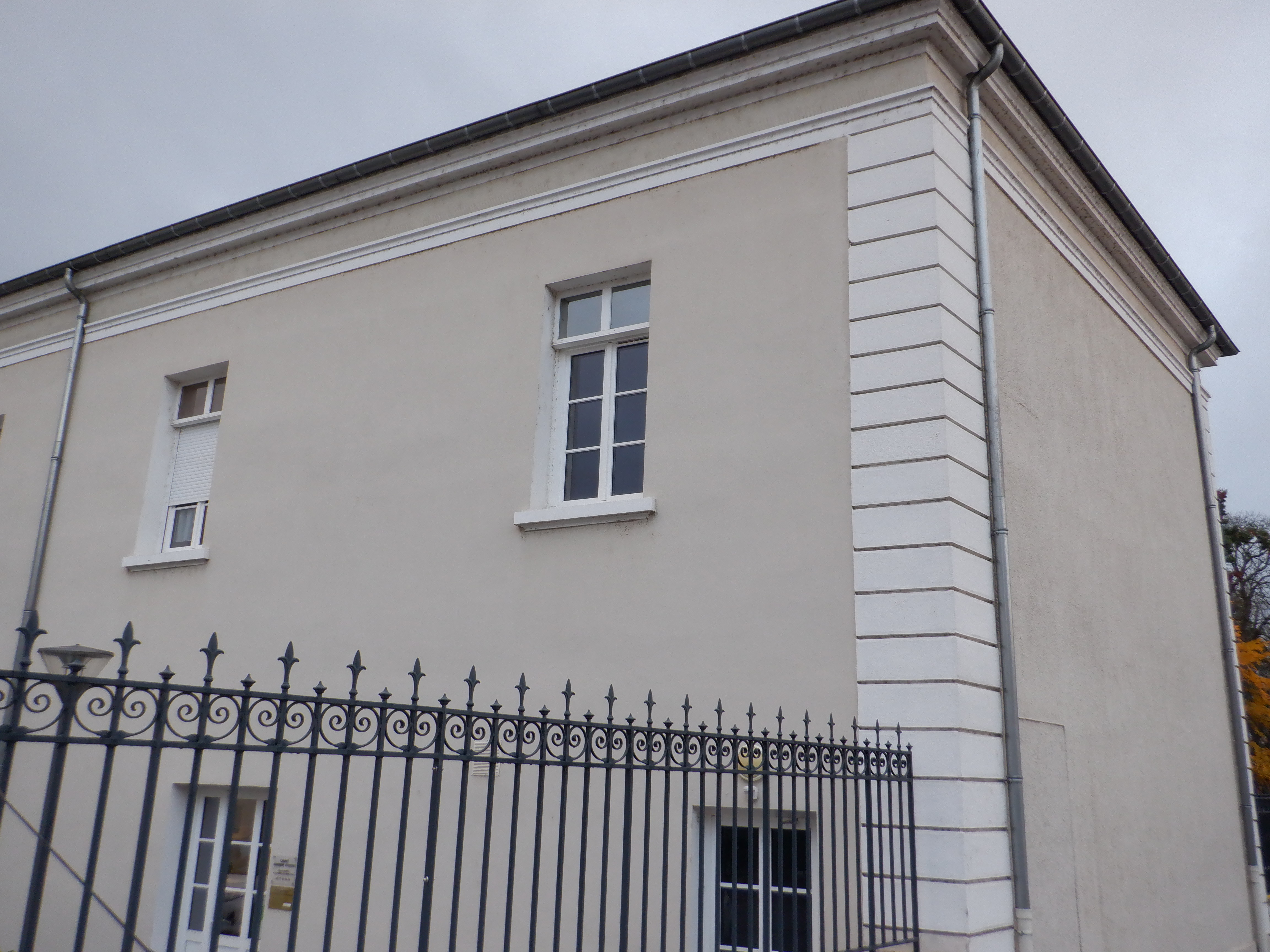 Ancienne-ecole-du-parc-Feurs-realisation-des-modenatures-au-mortier-ciment-Promp-et-chaux-7-