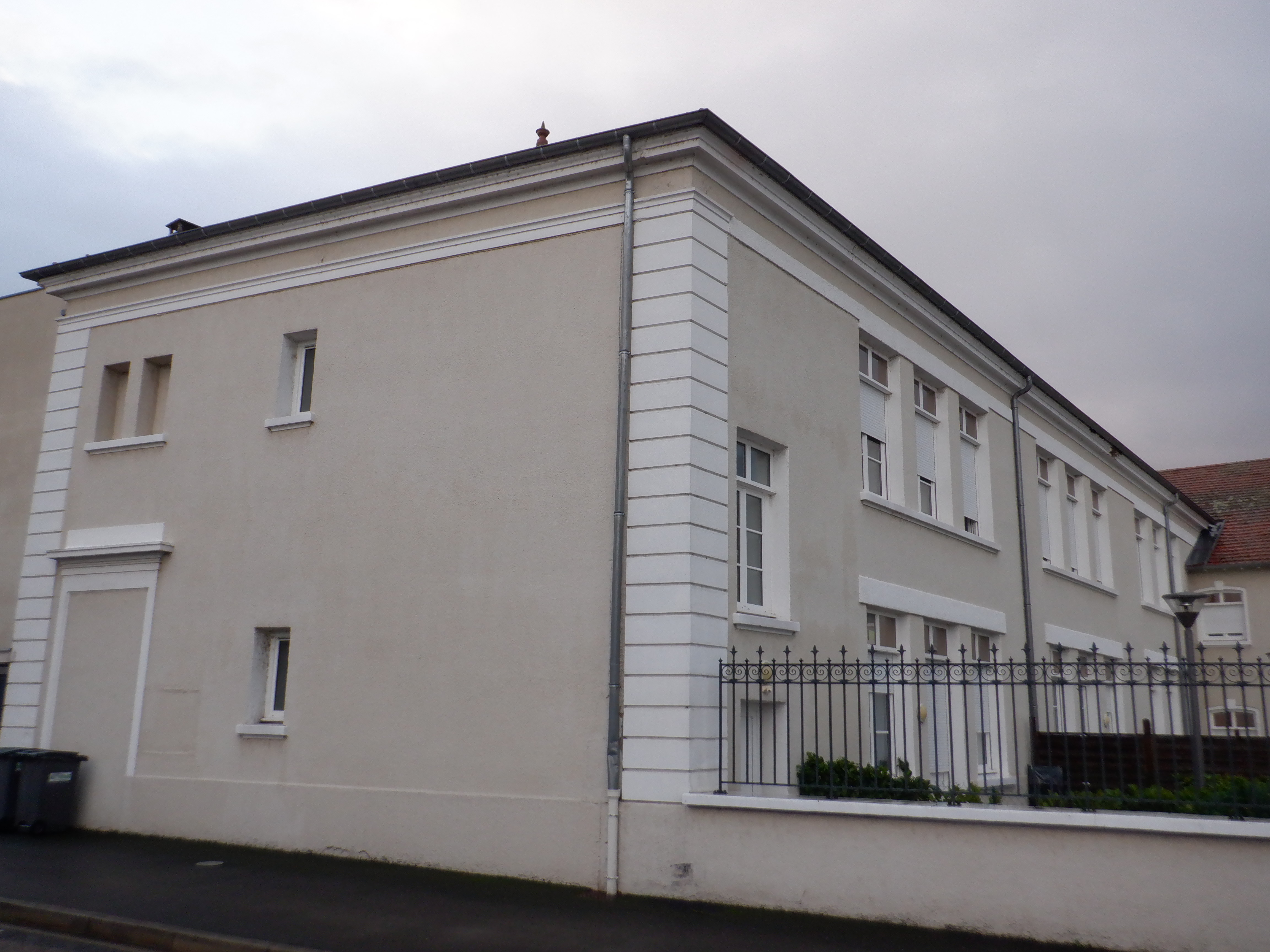 Ancienne-ecole-du-parc-Feurs-realisation-des-modenatures-au-mortier-ciment-Promp-et-chaux-8-