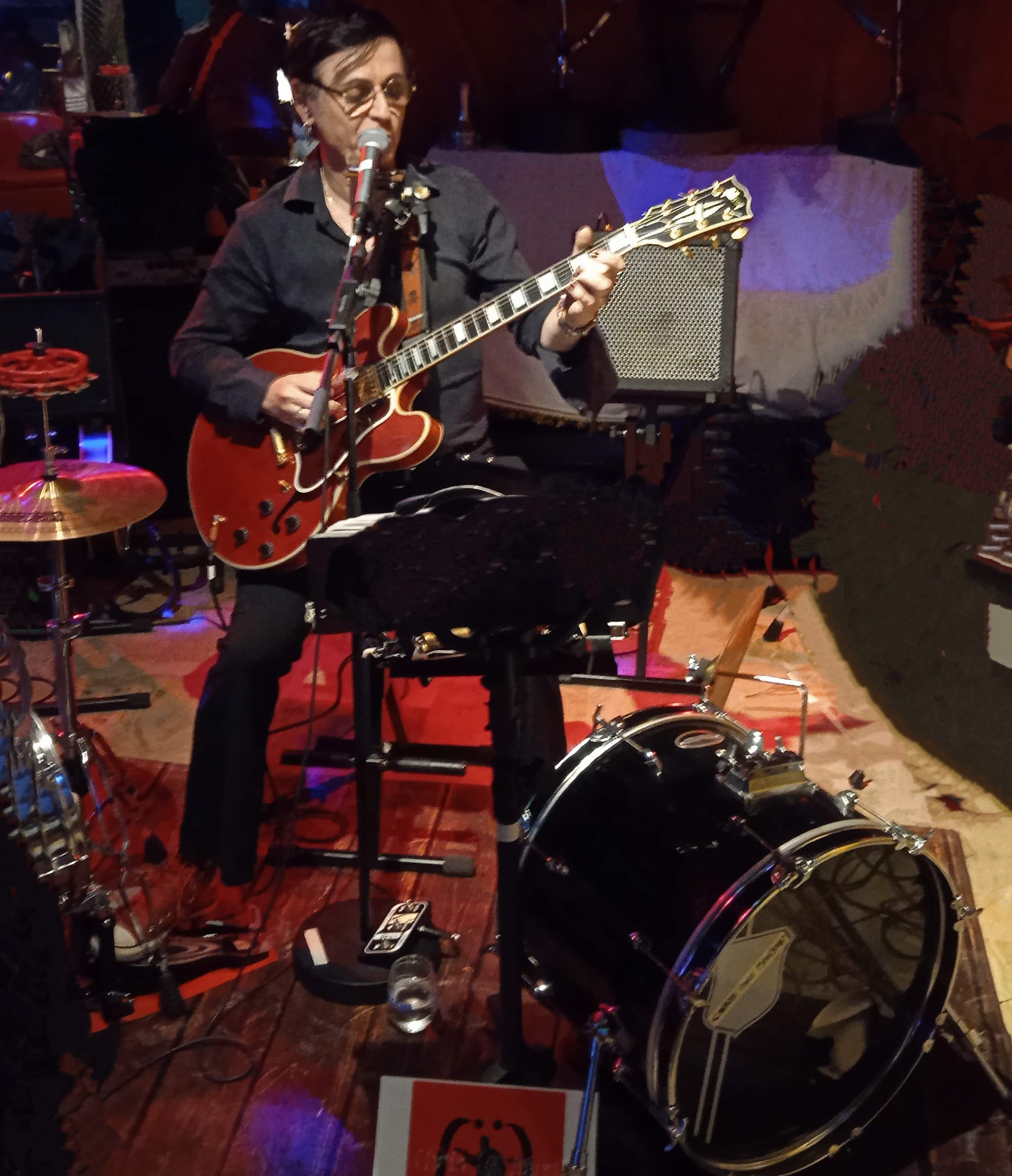 Chris one man band , homme orchestre de blues conference blues, animation mariages et festivals