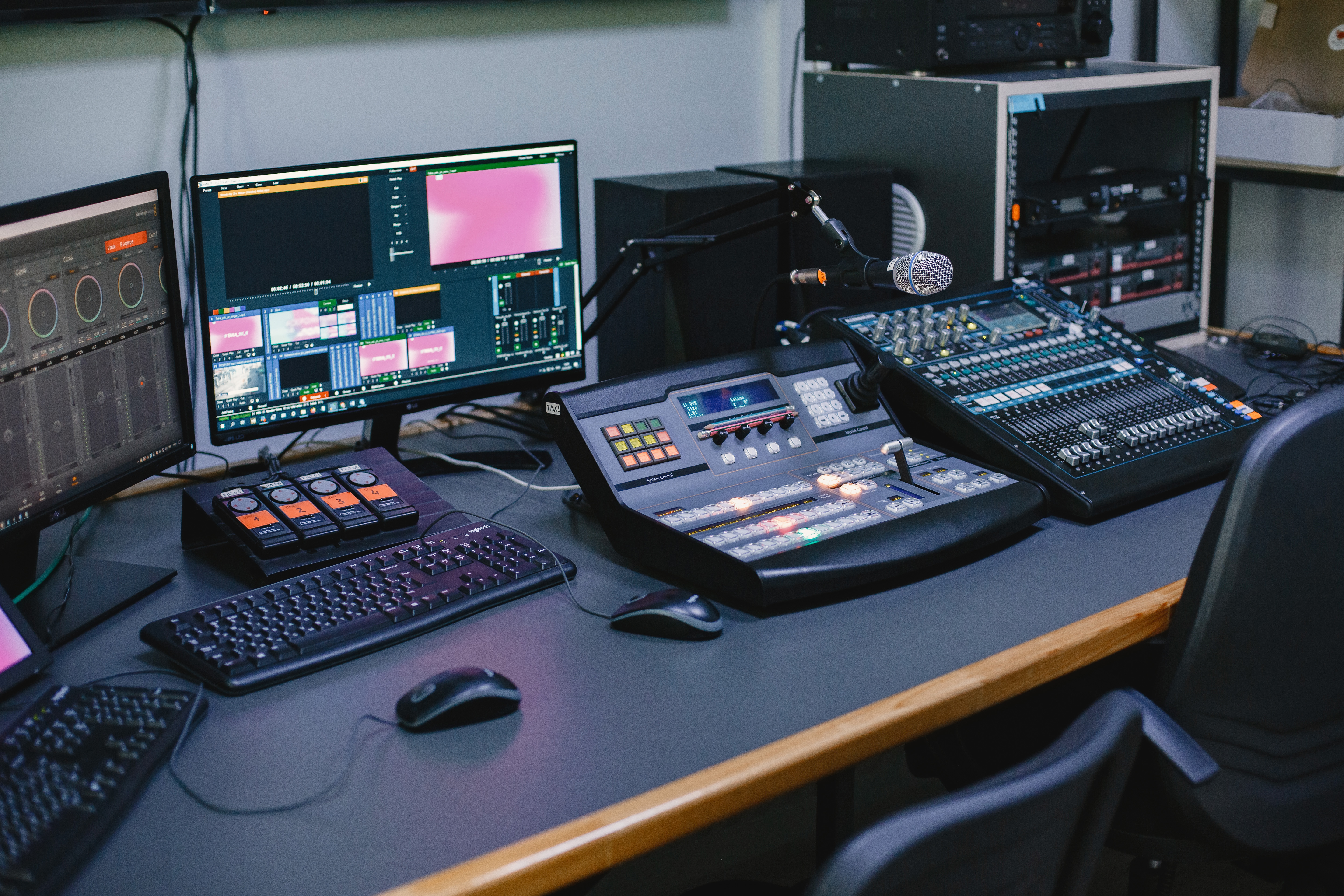 Gros-plan-du-studio-ingenieur-du-son-equipement