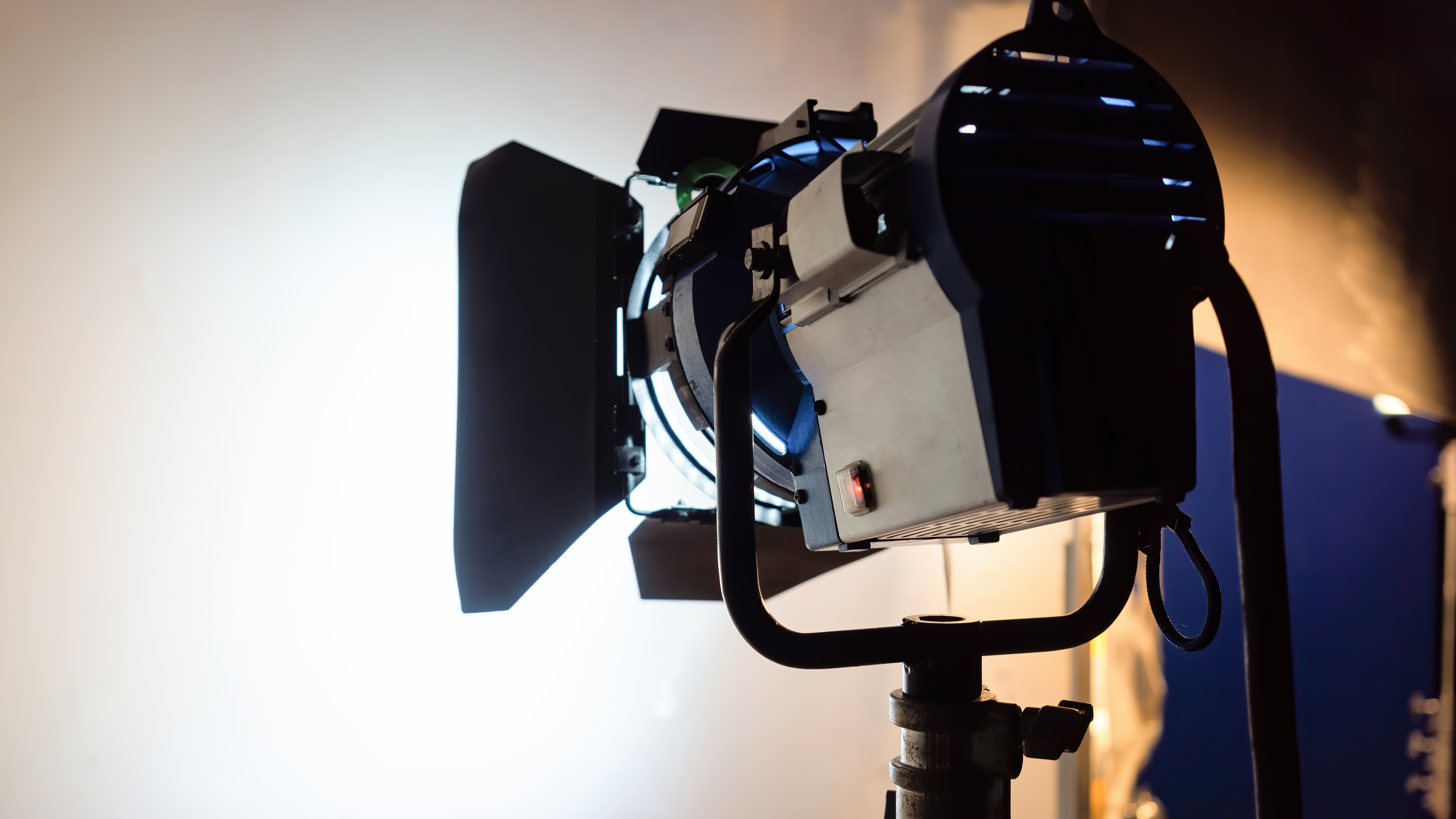 Systeme-eclairage-led-travail-vue-arriere-blanc-plateau-cinema