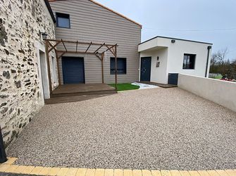 Revetement-beton-desactive-entree-de-maison-Arrive-Paysagiste-Vendee