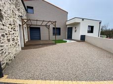 Revetement-beton-desactive-entree-de-maison-Arrive-Paysagiste-Vendee