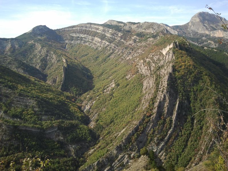 Le "Vélodrome" et la "Grande Cloche" depuis le Vieil Esclangon (Vallée du Bès, 04)