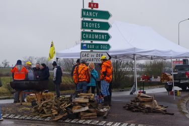 Avec nos agriculteurs sur le rond-point des nations à Saint-Dizier