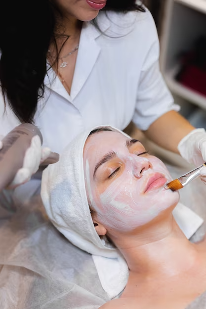 Estheticienne-pinceau-applique-masque-hydratant-blanc-visage-jeune-fille-cliente-dans-salon-beaute-spa 343596-4248