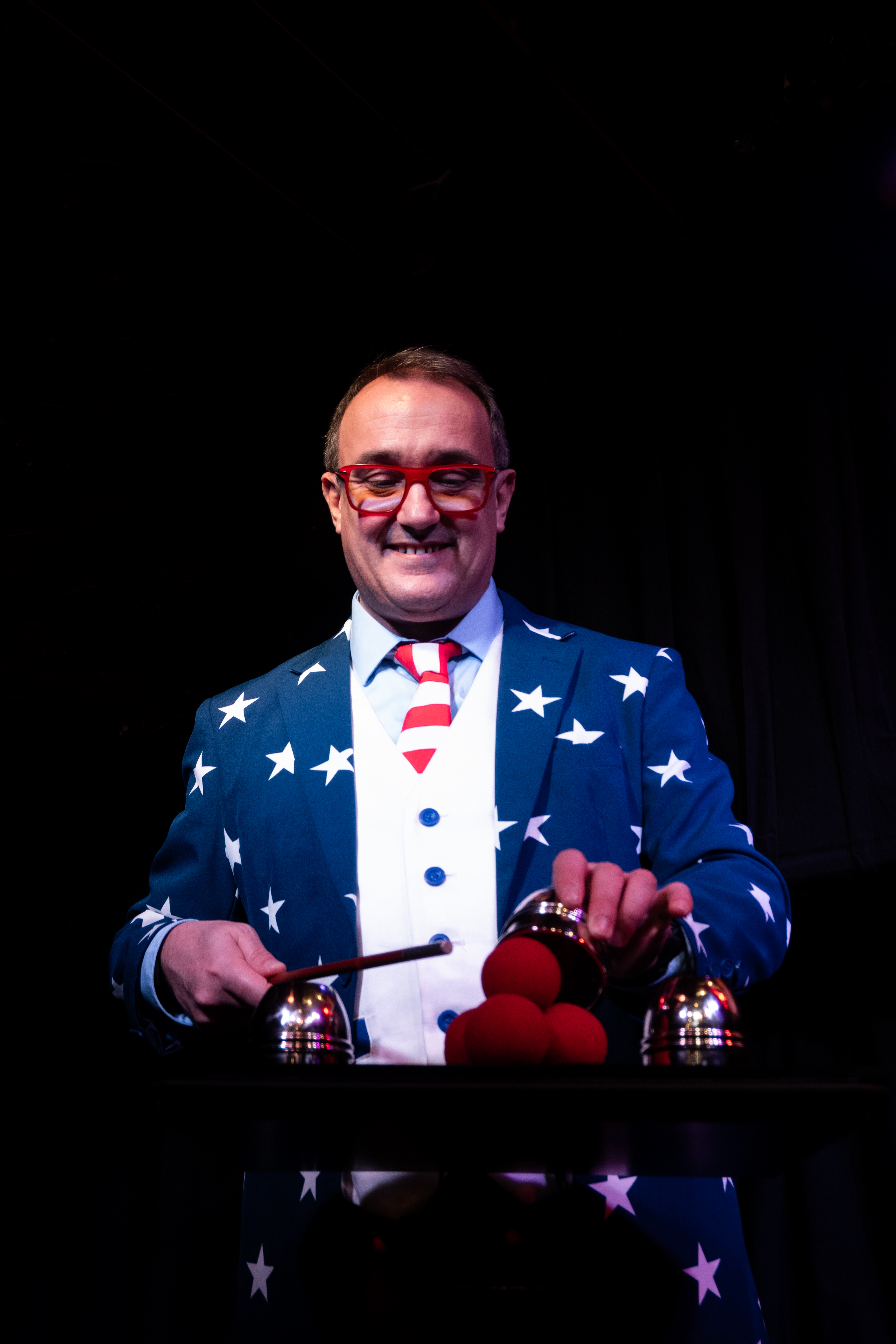 David-Acedo-Magicien-Cups-and-Balls