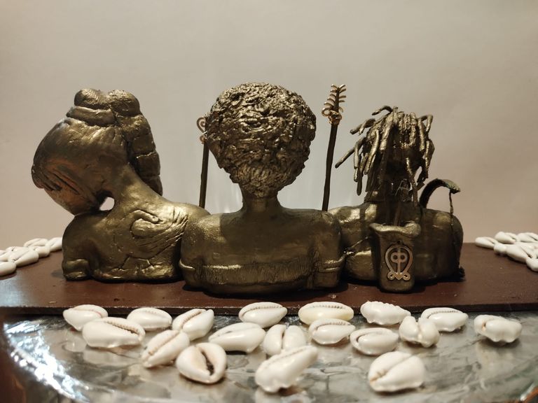 Queens and Cowries.
Clay painted in iridiscent bronze.
by Ornella Ayivi - 2024