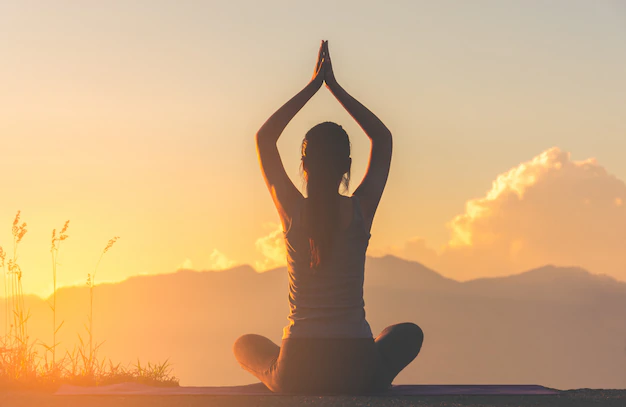 Fille-fitness-silhouette-pratiquer-yoga-montagne-lumiere-du-soleil 35029-435