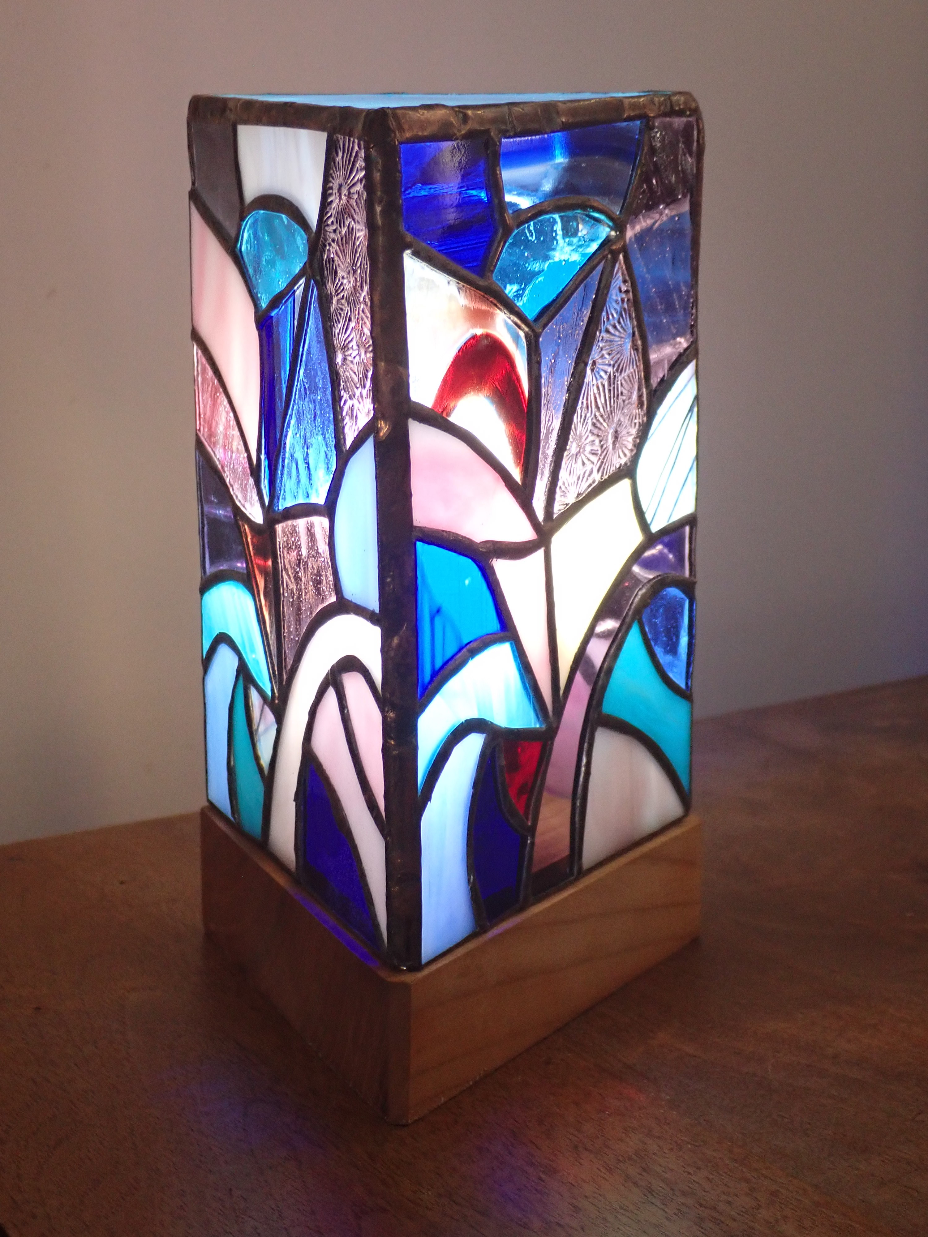 27 lampe triangulaire bleue la dame de verre montelimar france