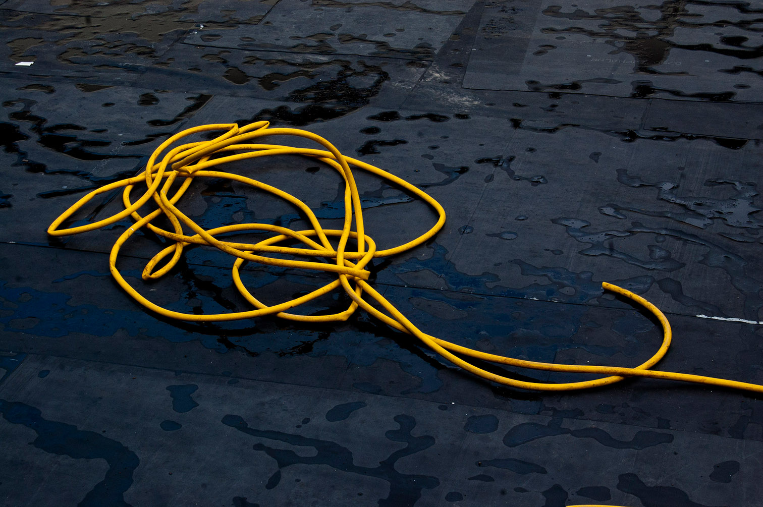 2012 impalpable jaune sur la table des univers