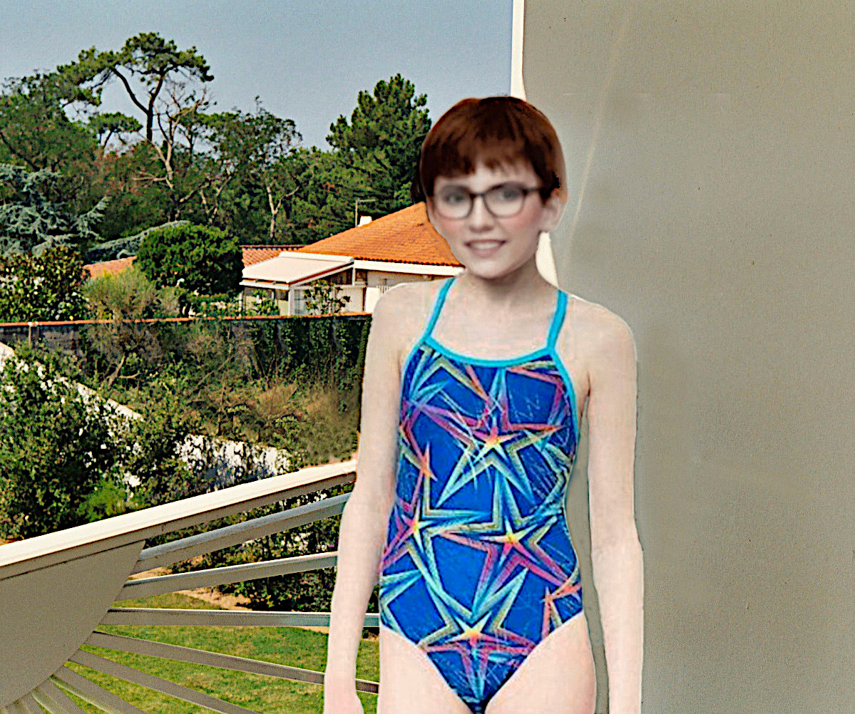 Moi en vacances en maillot de bain sur le balcon, j'adorais les vacances mais regrettais de paraître tellement fille dans cette tenue.