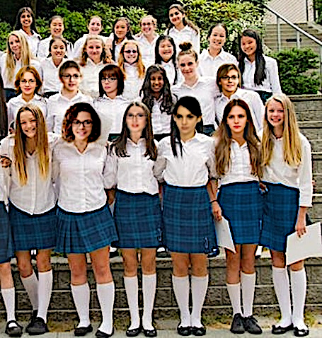 Phoro de classe avec ma bande de filles. Ici en 5èmes, mes cheveux sont plus longs car je cherche de moins en moins à passer pour un garçon.