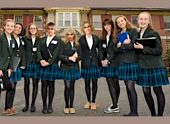Photo de classe au lycée, au cours privé de Chaville. Enfin nous pouvions porter des collants, on se sent tellement plus femmes ; adieu les chaussettes blanches.