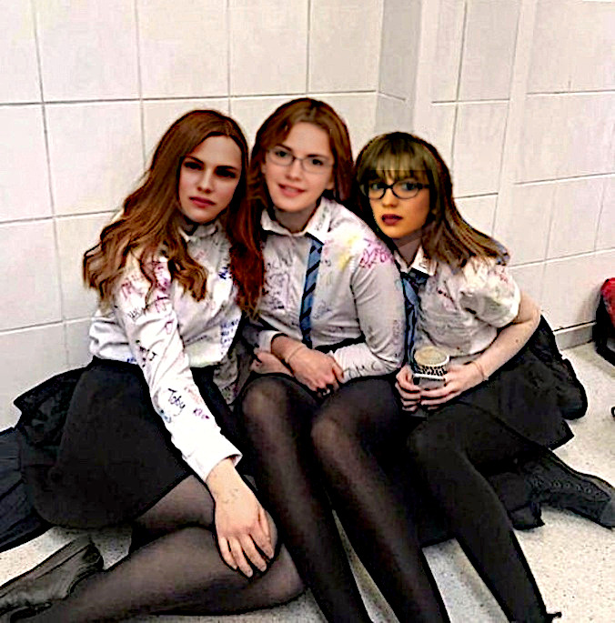 Dans le vestiaire des filles du lycée avec mes amies.