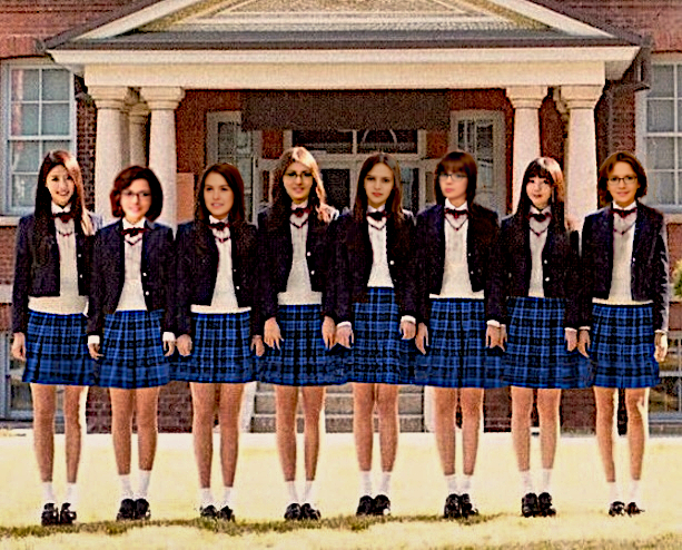 Photo de classe au collège de jeunes filles rue Liancourt à Paris.
En 4ème, avec une mise en plis car à ce stade j'accepte pleinement ma féminité.
Le port de la jupe est maintenant une seconde nature.