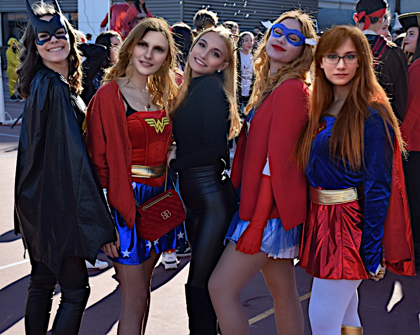 Déguisées en super héroïnes avec ma bande de filles. C'était à la fête du collège pour le carnaval.